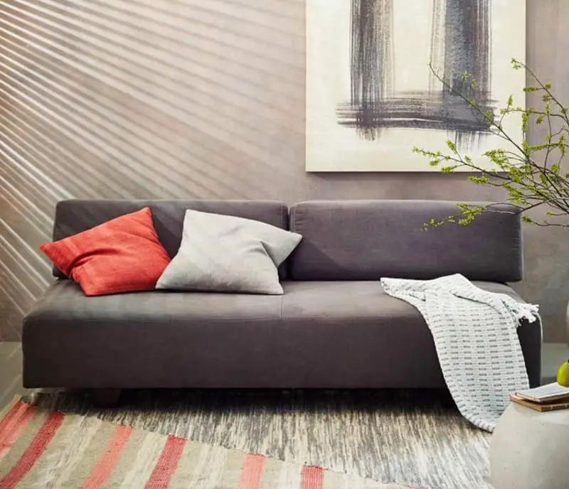 Canapé gris design avec coussins carrés