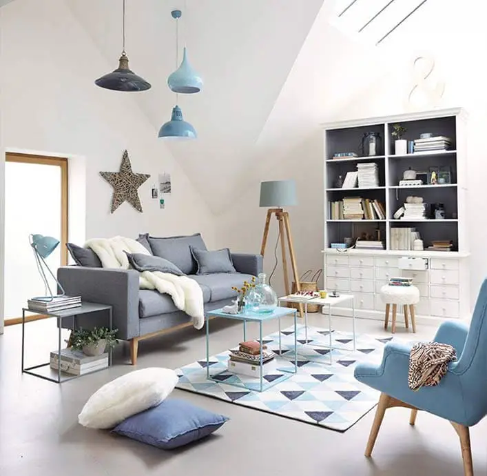 Salon avec canapé et fauteuil gris bleu et lampes