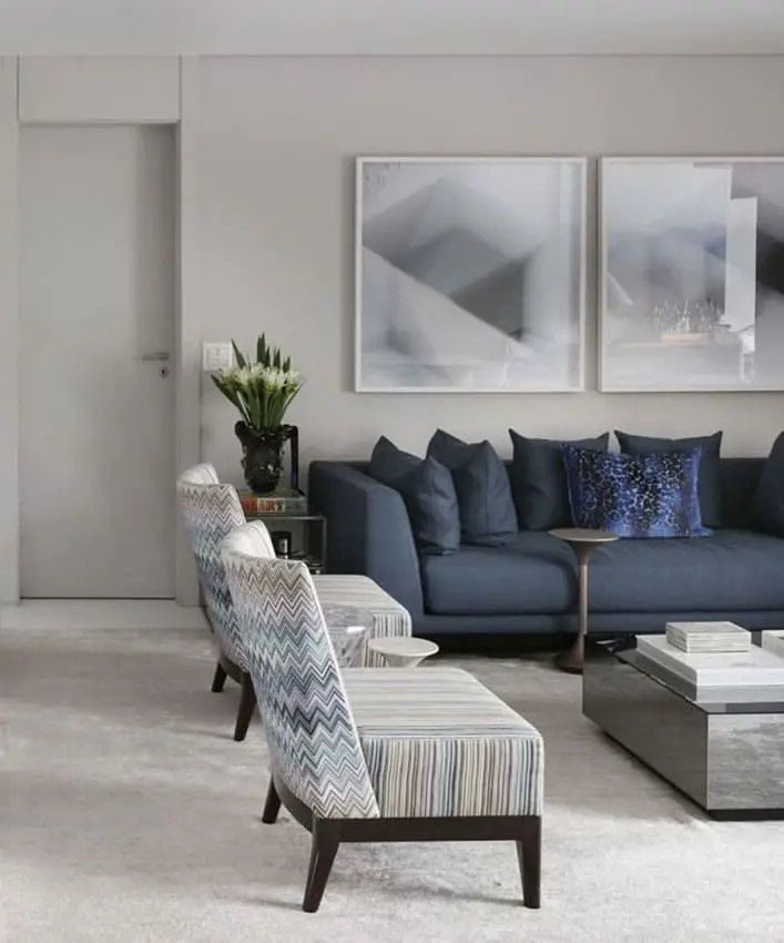 Salon gris clair avec canapé bleu foncé