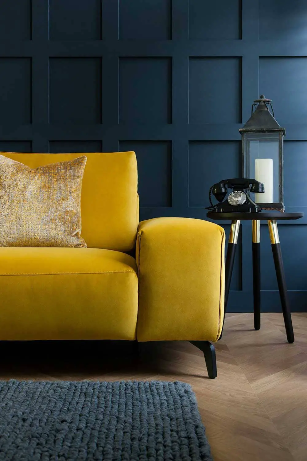 Salon cosy aux murs bleu avec canapé jaune confortable