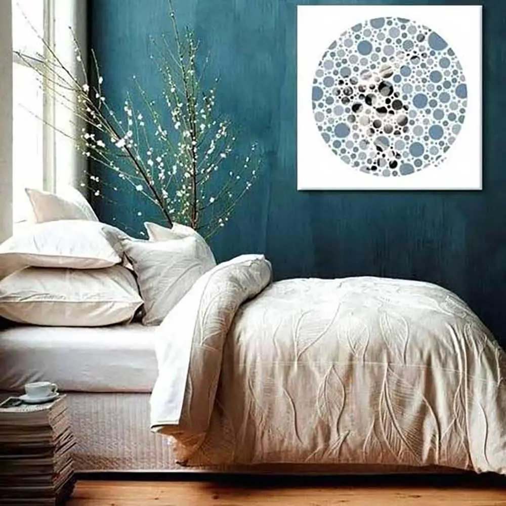 Chambre adulte avec lit blanc avec murs bleu