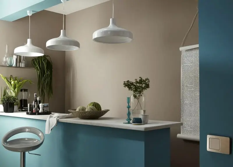 cuisine ouverte lumineuse avec murs beige et bleu