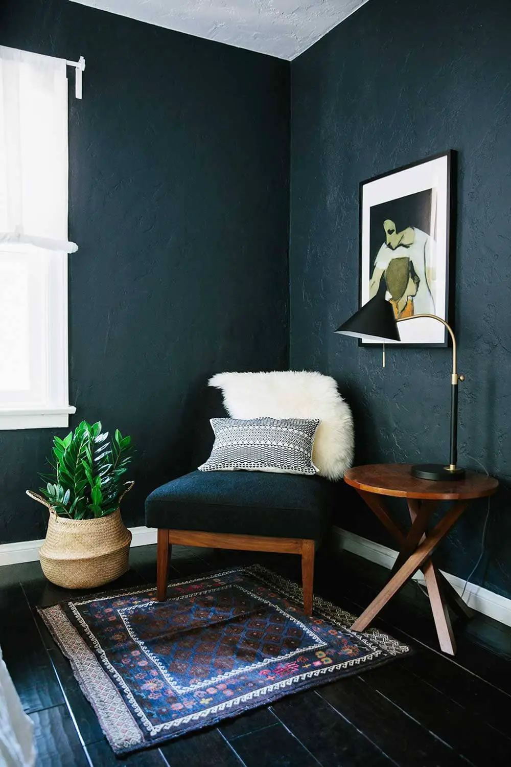 Chaise de style scandinave avec revêtement bleu pétrole dans salon chic