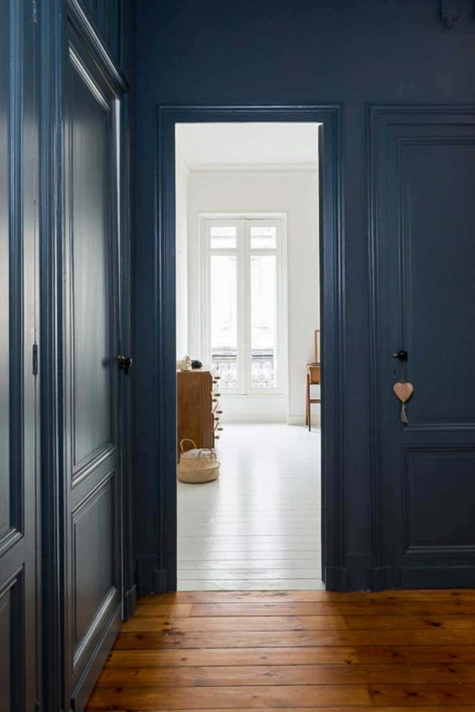 Grande entrée intégrée à un appartement haut sous plafond