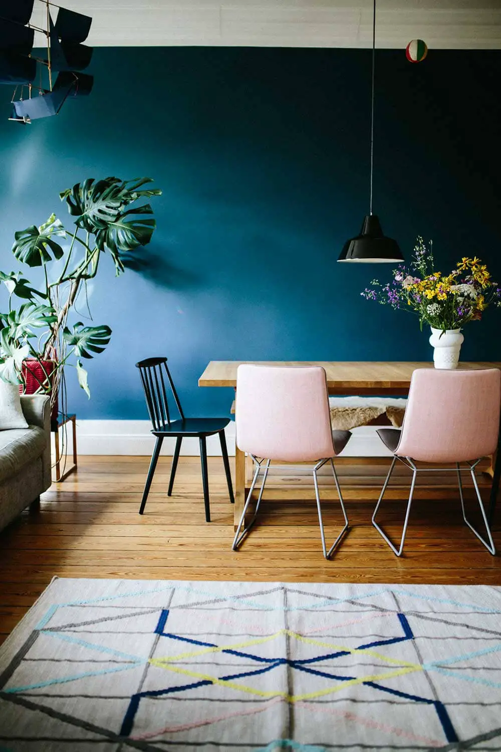 Salon cosy avec tapis berbère et murs bleu