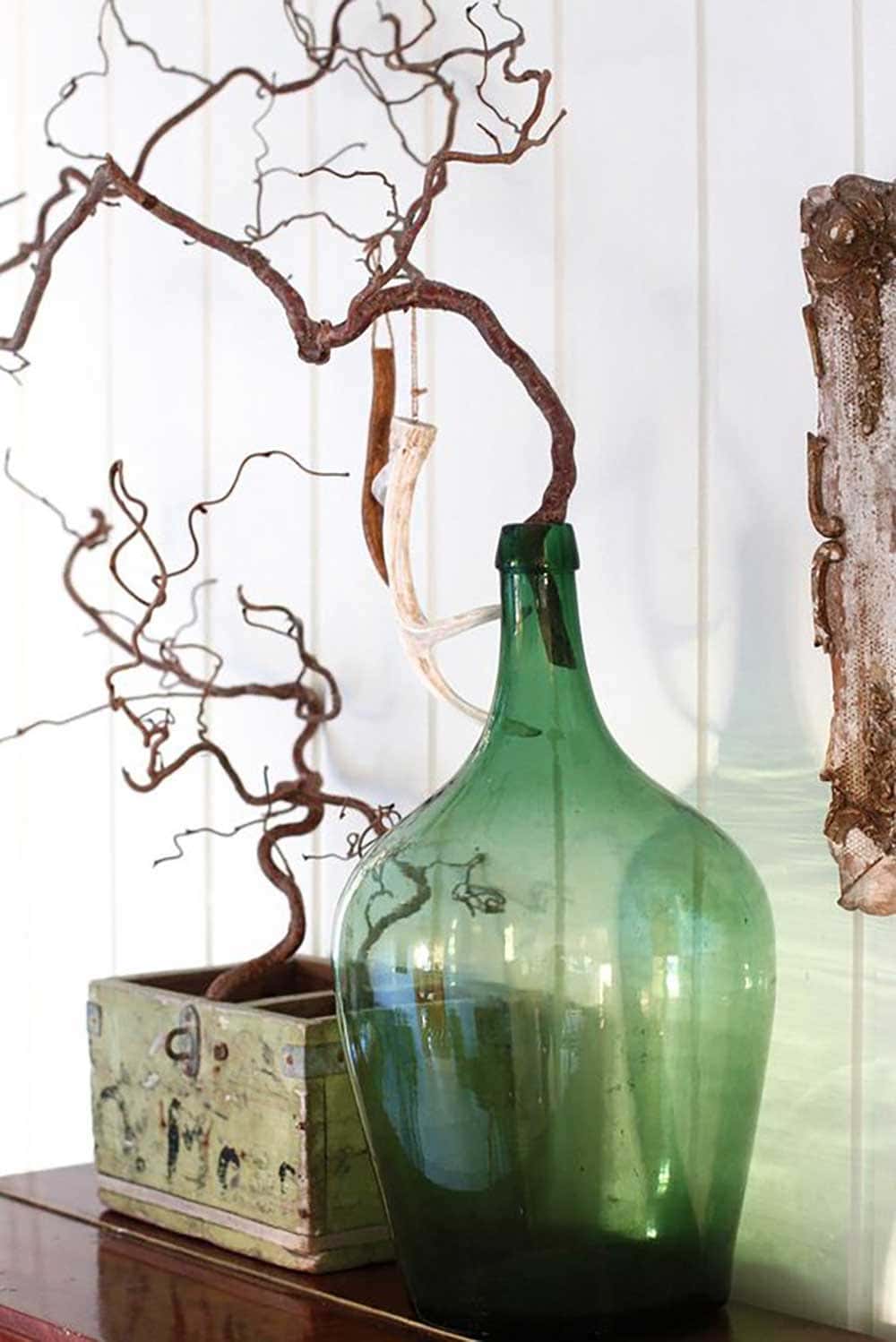 Bonbonne en verre ancienne décorée avec des branches - Decorazine.fr
