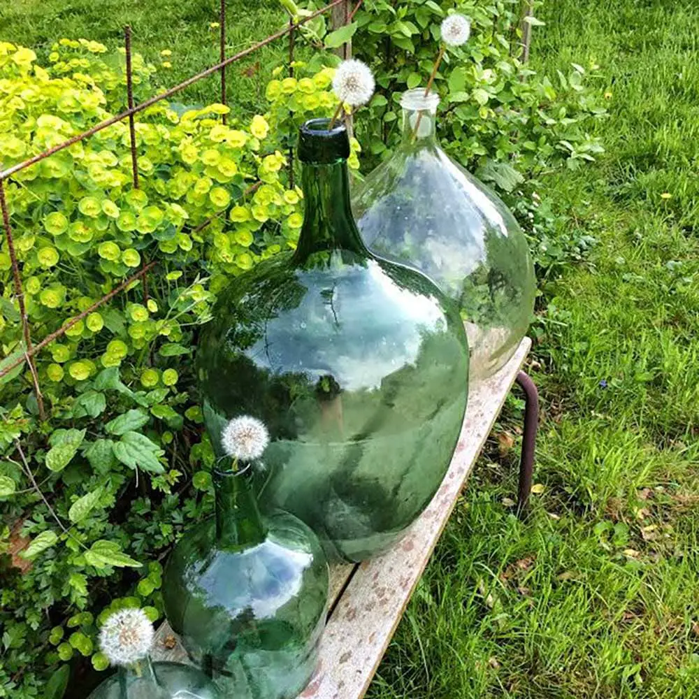 Bonbonnes en vert bouteilles très déco dans un jardin - Decorazine.fr