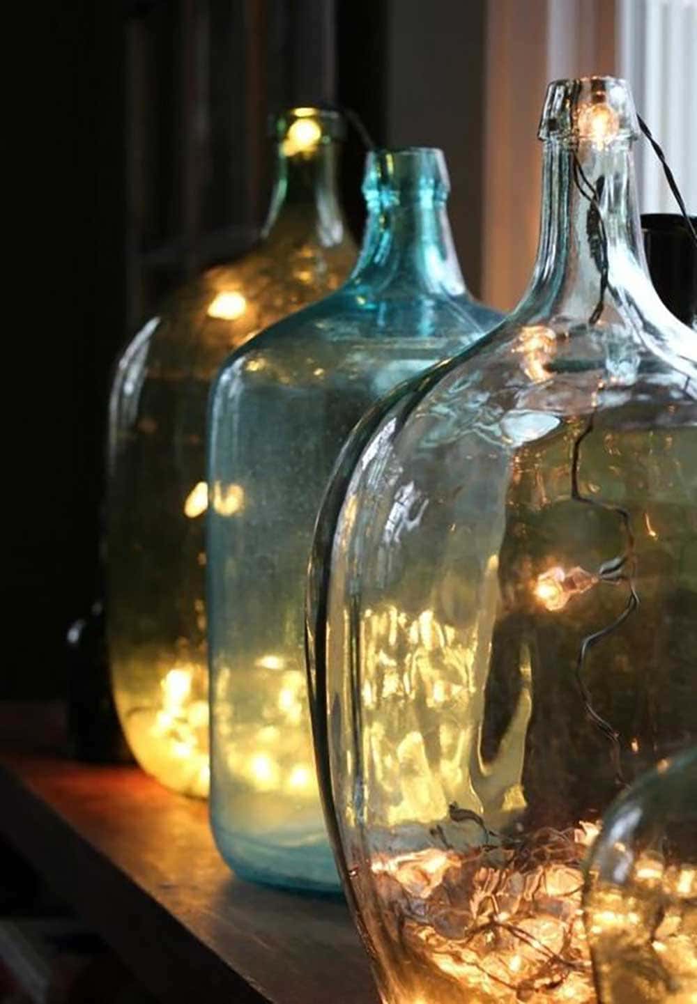 Composition de bouteilles en verre style Dame Jeanne tout en lumière - Decorazine.fr
