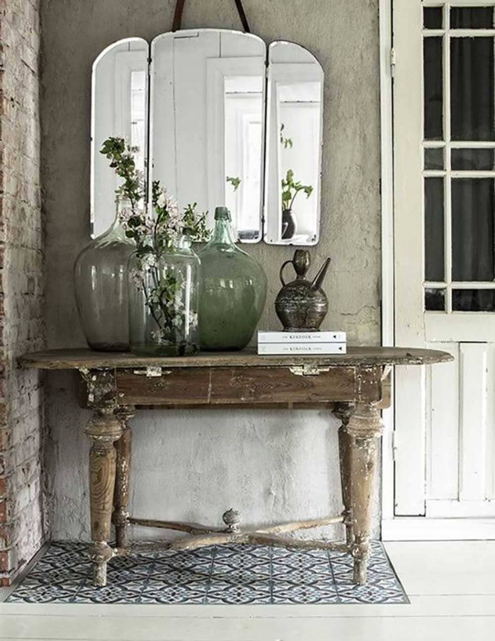 Ancienne console en bois avec jarres en verre de style Dame Jeanne décoratives - Decorzine.fr