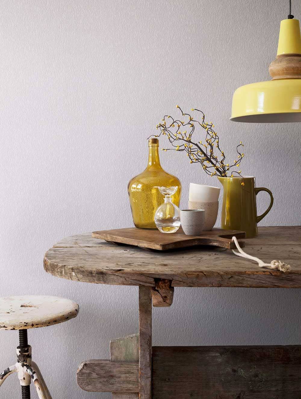 Dame Jeanne jaune translucide décore une table de salle à manger - Decorazine.fr