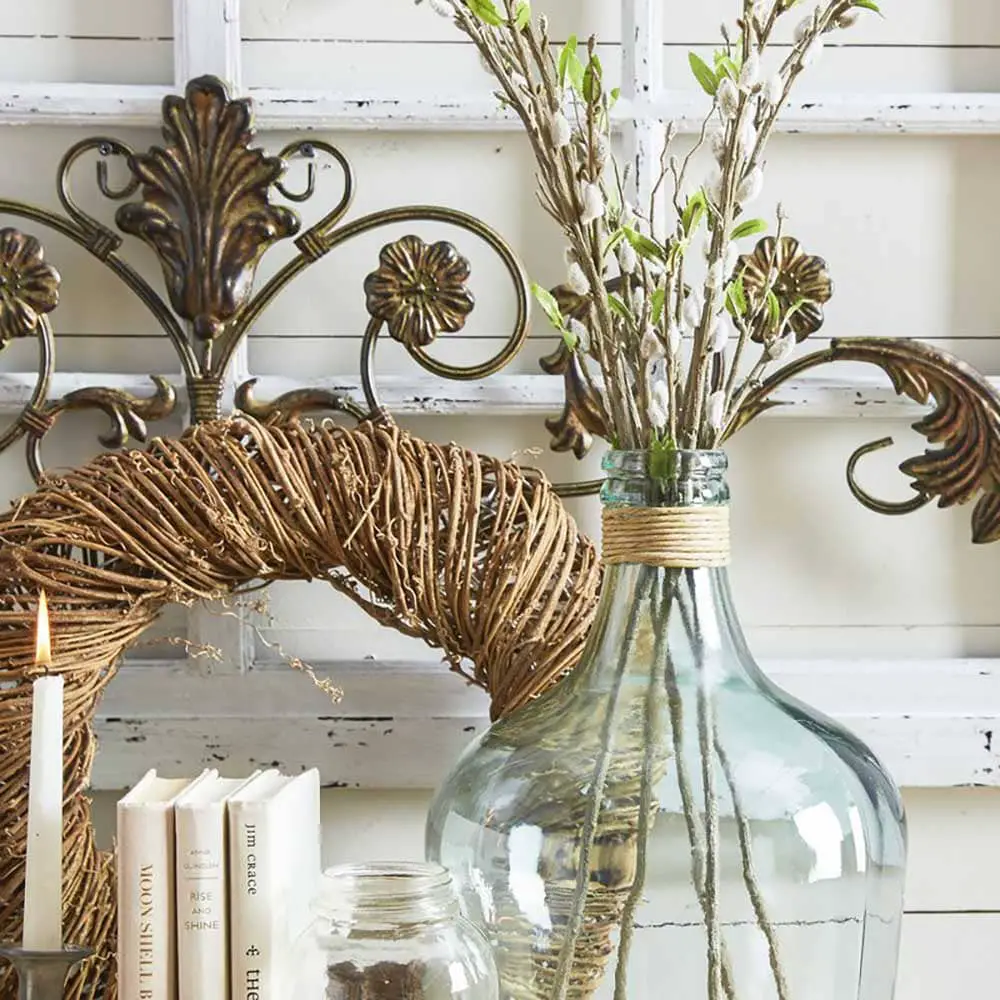 Décor rustique de salon : livres, plantes séchés et jarre en verre - Decorazine.fr