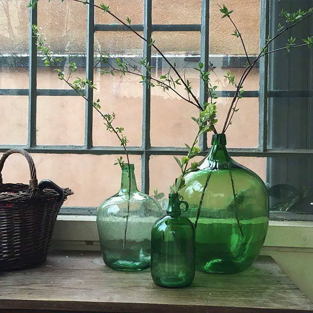 Décoration inspirante avec des jarres en verre couleur vert foncé - Decorazine.fr