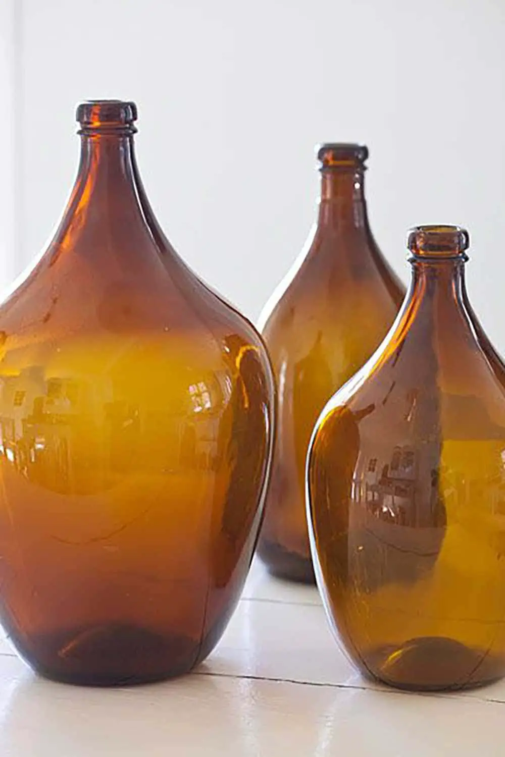 Deux bouteilles en verre style Dame Jeanne de couleur Ambre - Decorazine.fr