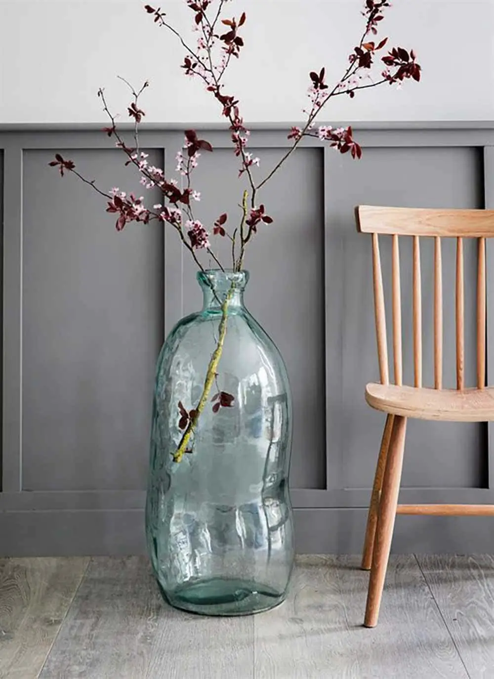 Grand vase aux formes imparfaites avec branche décorative - Decorazine.fr