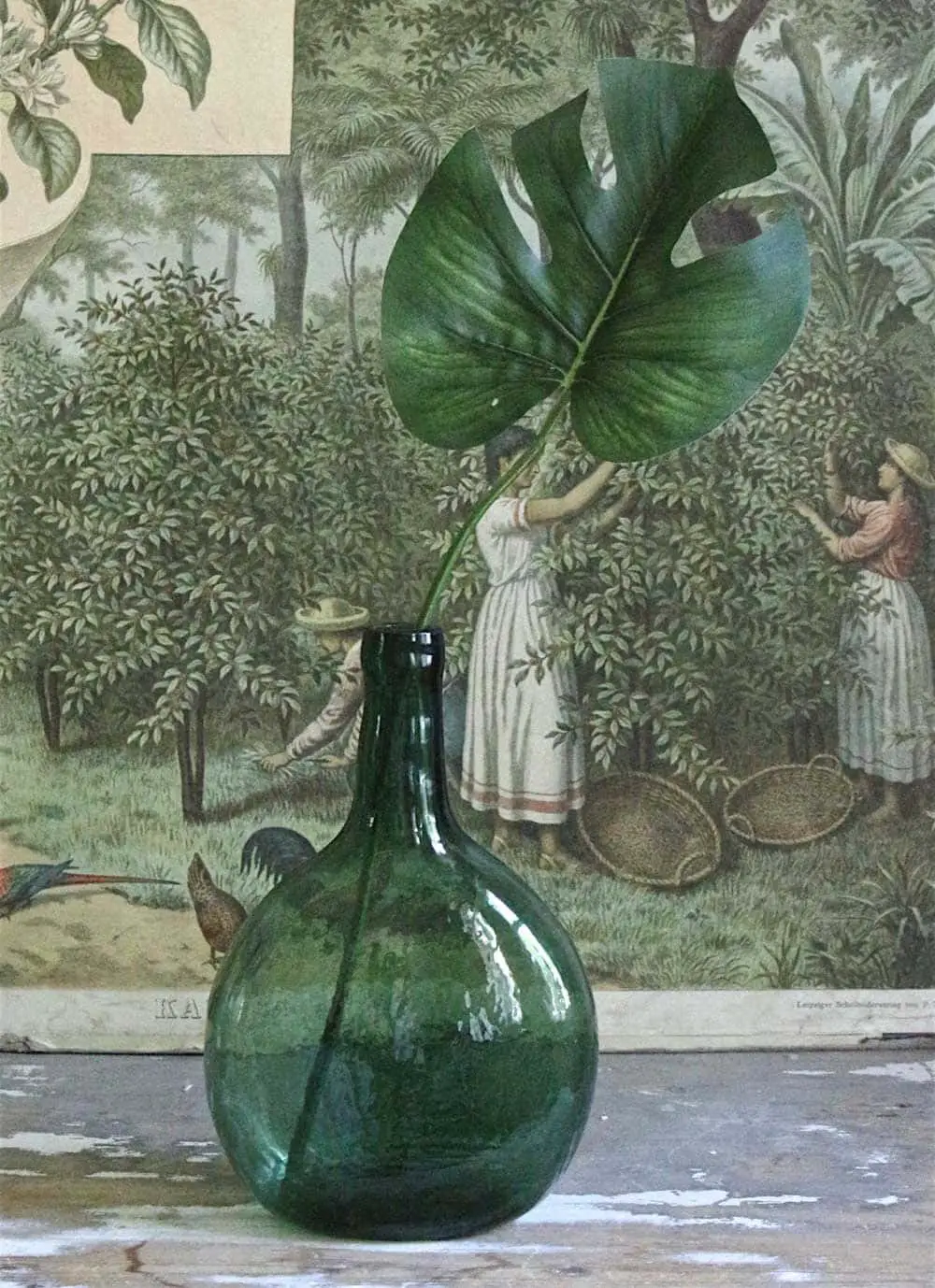 Grande bouteille en verre vert avec décor en papier peint - Decorazine.fr