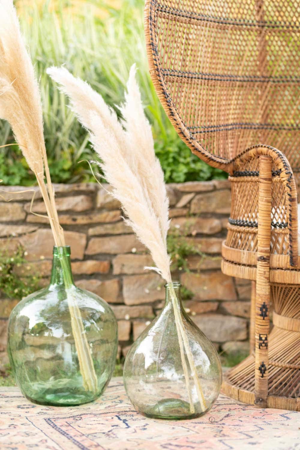 Herbes de la pampa dans jarres en verre pour décoration de mariage - Decorazine.fr