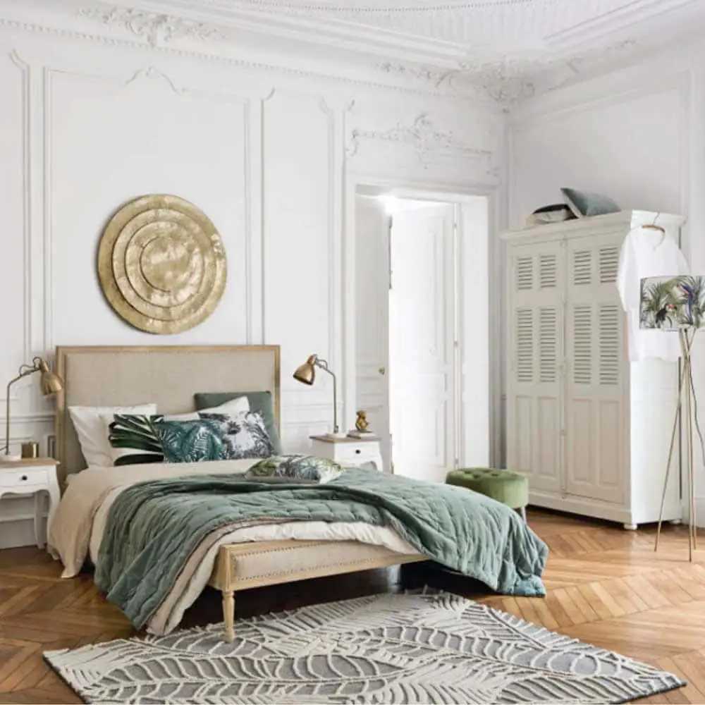 Belle chambre de style Haussmannienne avec tapis jungle de Maisons du Monde - Decorazine.fr
