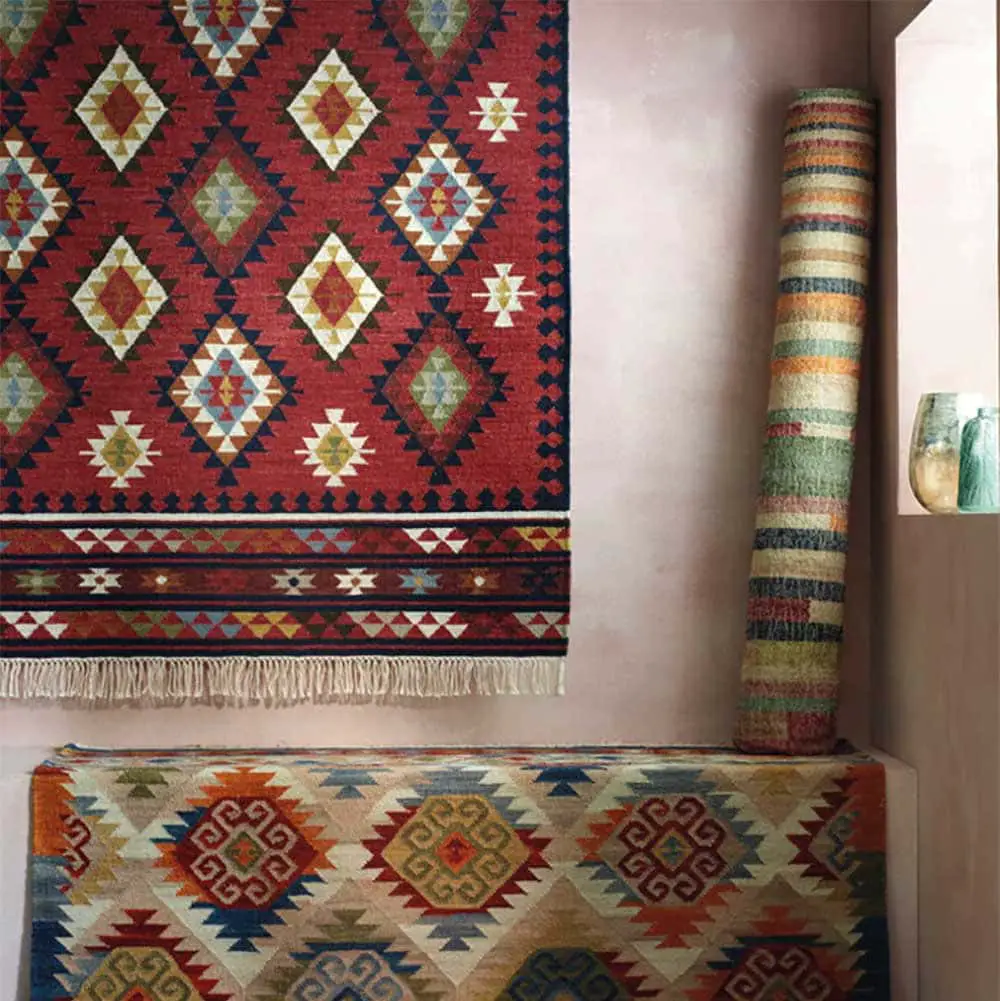 Pièce avec décoration berbère et tapis kilim - Decorazine.fr