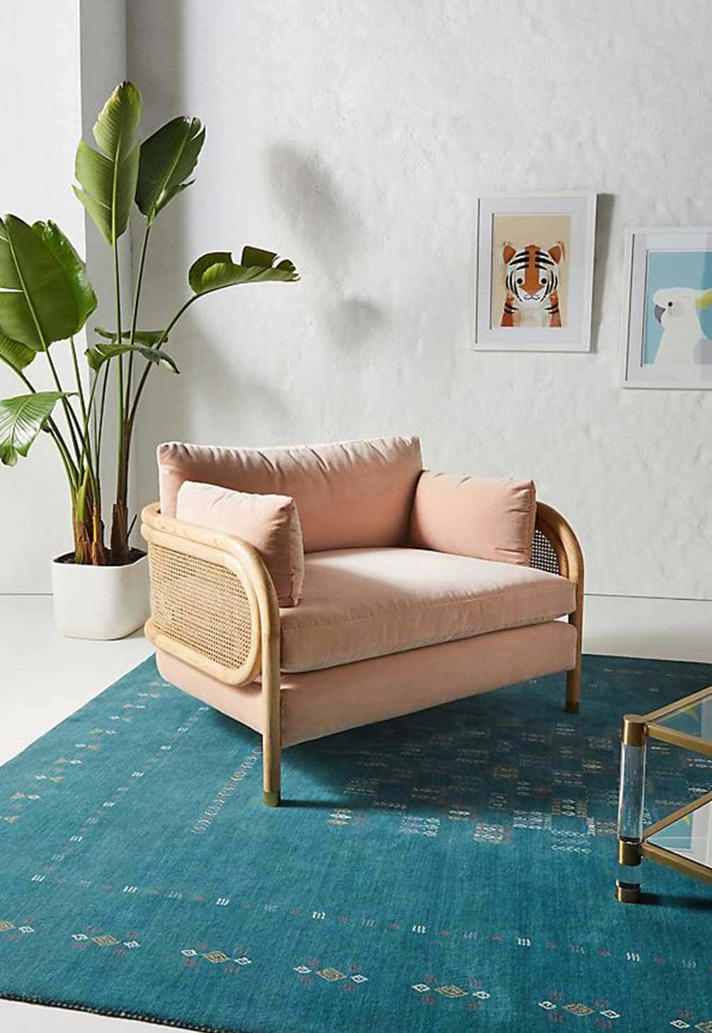 Idée de fauteuil rose en cannage dans salon cosy - Decorazine.fr