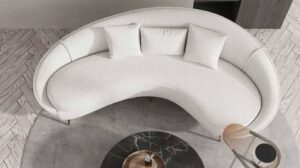 Canapé arrondi dans salon cosy - Decorazine.fr