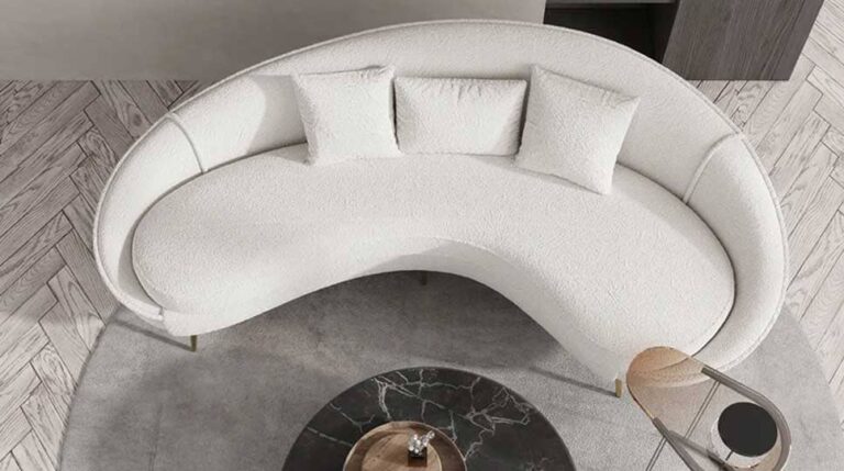 Canapé arrondi dans salon cosy - Decorazine.fr